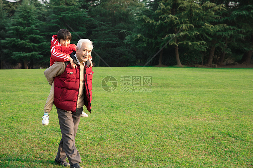 爷爷在公园背着孙子图片