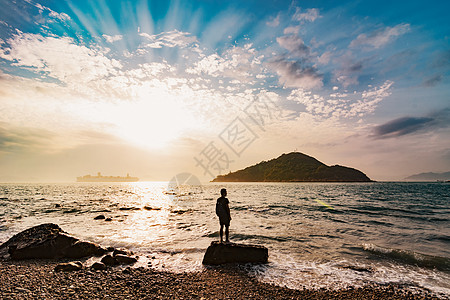 海阔天空海岸背影背景