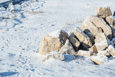 冬季雪地石堆图片