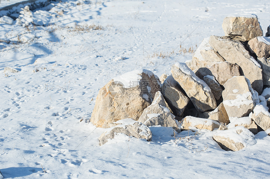 冬季雪地石堆图片