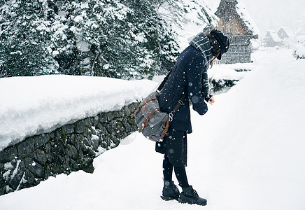 雪中少女雪地中的日系少女背景