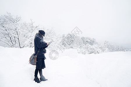 白雪地雪地中的日系少女背景