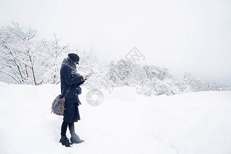 雪地中的日系少女图片