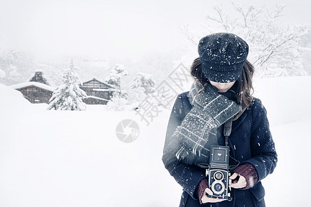 白雪地雪地中的日系少女背景