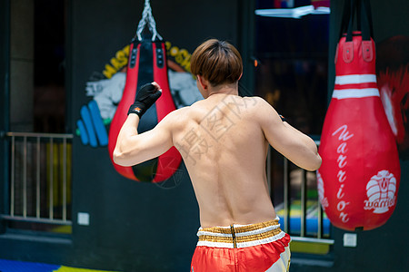 男性背影健身馆打泰拳运动的人物背影背景