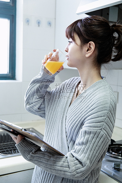 女性居家办公图片