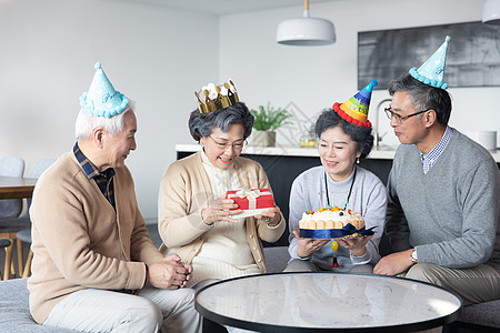 生日聚会的老年人图片