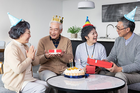 生日聚会的老年人图片
