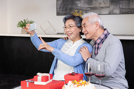 生日自拍的爷爷奶奶背景图片