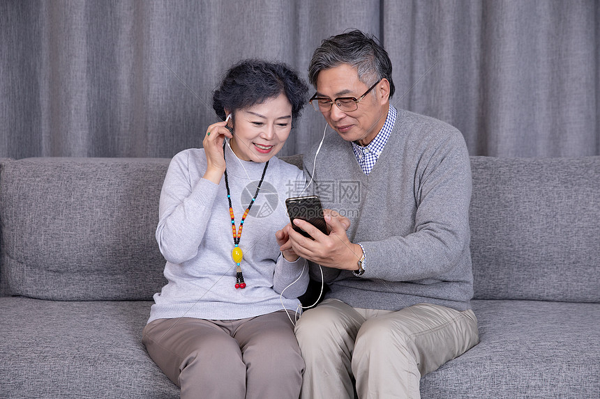 一起玩手机的老年夫妻图片