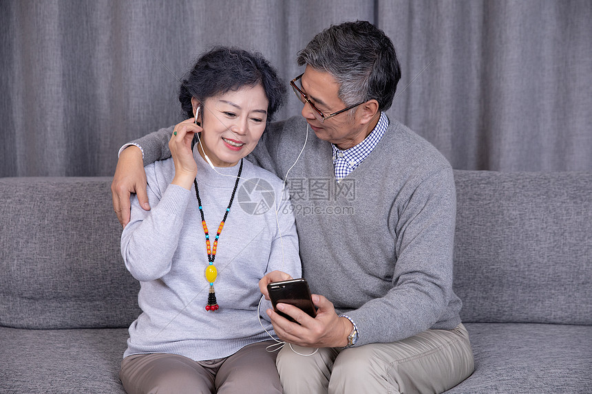 一起玩手机的老年夫妻图片