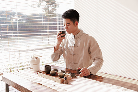 中式茶具品茶的茶艺师背景