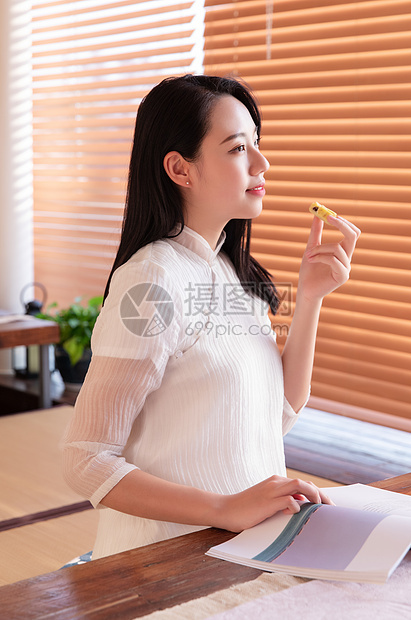 美女吃点心图片