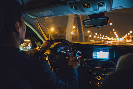 专车司机夜间驾驶图片