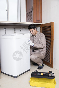 工人家电维修洗衣机图片