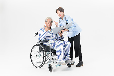 医护人员照顾坐轮椅的老人图片