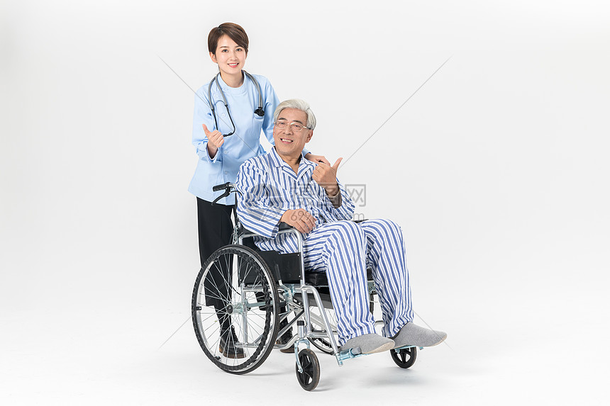 女医护照顾坐轮椅的老人图片