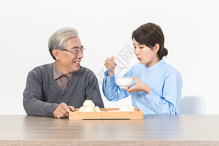 女护理人员喂食老人高清图片