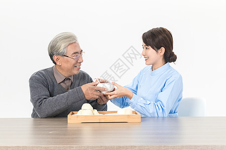 女护理人员喂食老人背景图片