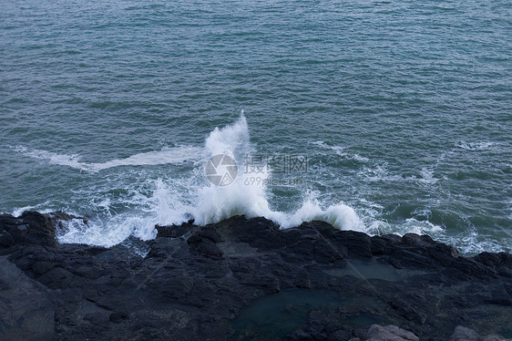 海浪拍打礁石图片