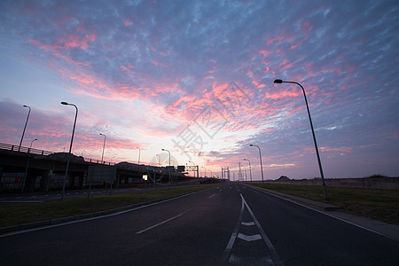 晚霞下的公路图片