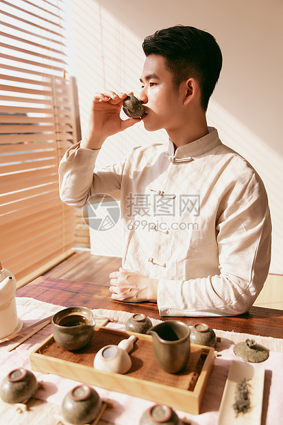 男茶艺师喝茶图片