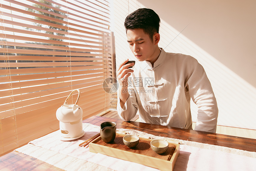 男茶艺师喝茶图片