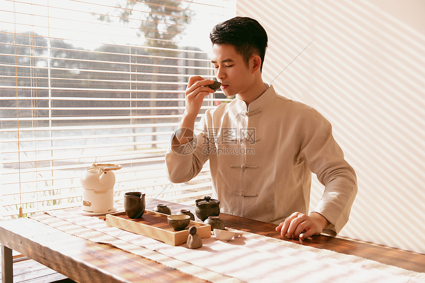 男茶艺师喝茶图片