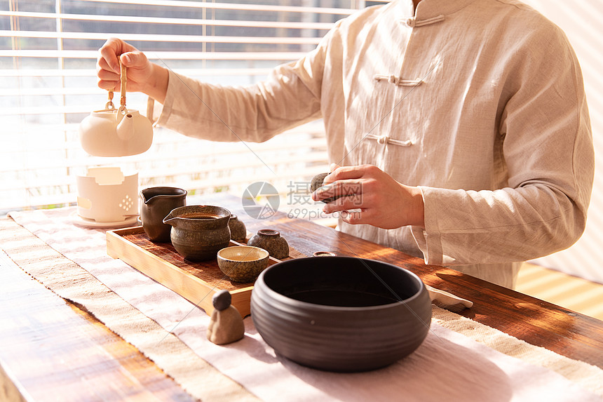 茶艺师倒茶手部特写图片