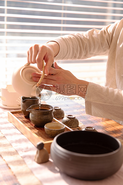 茶艺师倒茶手部特写图片