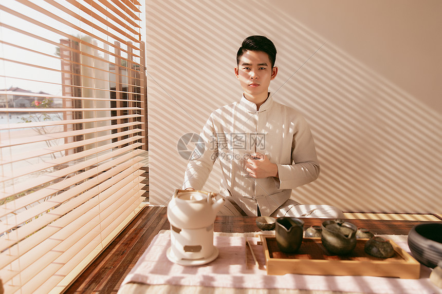 男性茶艺师图片