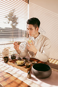 茶室吃点心的茶艺师图片