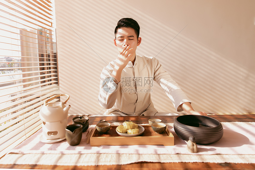 男茶艺师喝茶图片