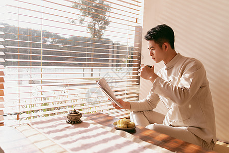 看书喝茶的男性图片