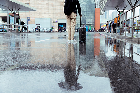 男性雨天出行高清图片