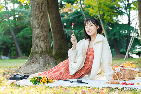 甜美女生野餐图片