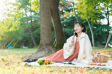 户外草坪甜美女生野餐背景