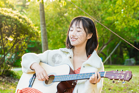 文艺女生弹吉他背景图片