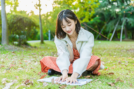 文艺女性草坪阅读背景图片