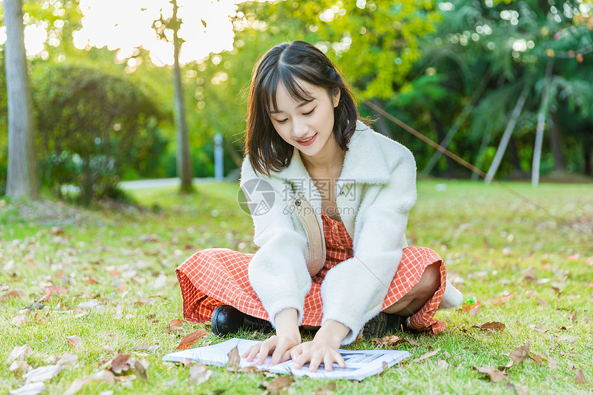 文艺女性草坪阅读图片