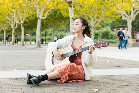 文艺女性弹吉他背景图片