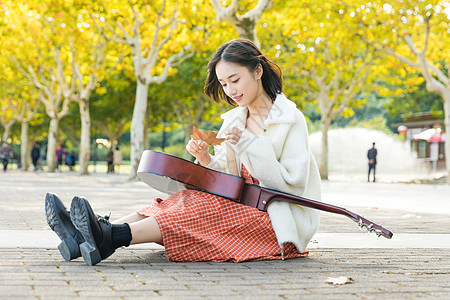 文艺女性弹吉他背景图片