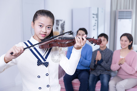 关心家人小女孩与家人拉小提琴背景
