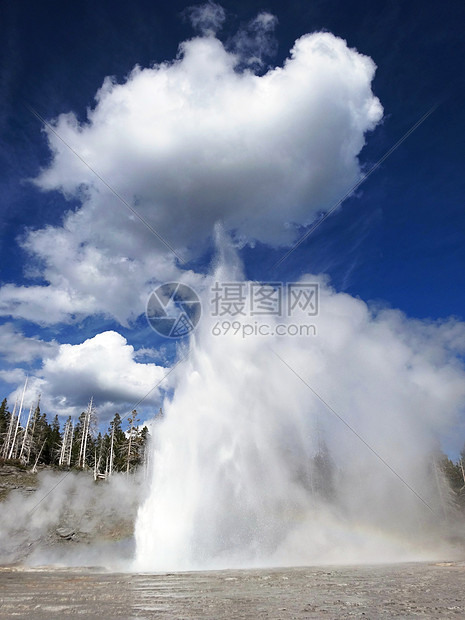 美国黄石国家公园喷泉接白云图片