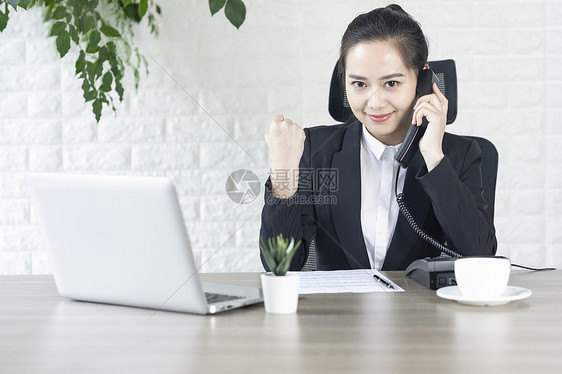 商务女性接电话客服图片