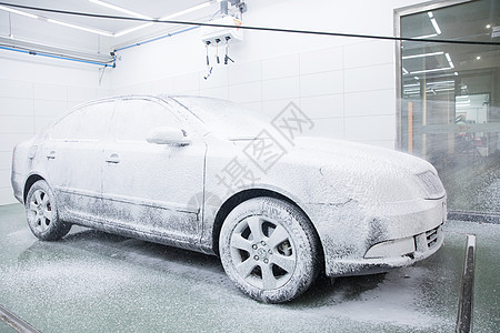 洗车店喷洒肥皂泡高清图片