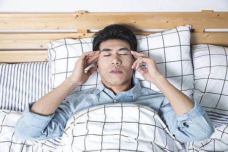 青年男性睡觉头疼图片