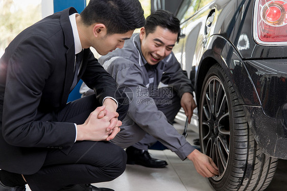 修理工人检查汽车轮胎图片