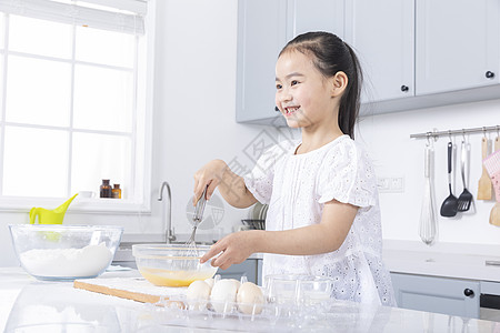 女儿厨房烘培打鸡蛋背景图片