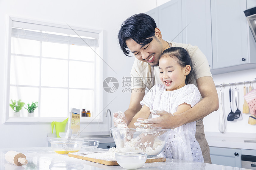 父亲教女儿和面图片